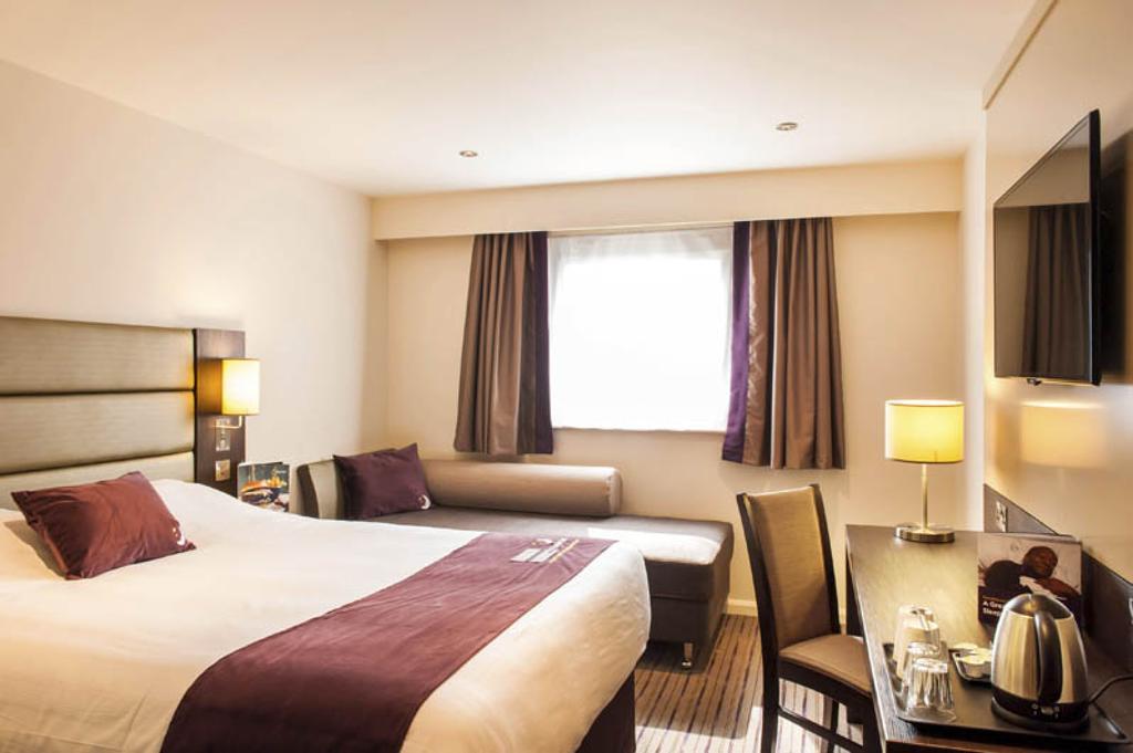 Premier Inn Oldham - Broadway Buitenkant foto